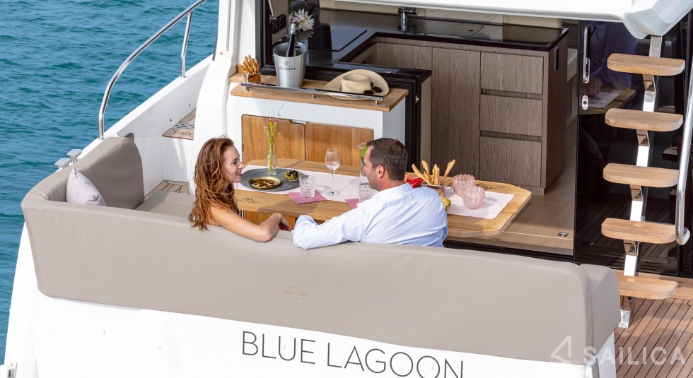 Sealine F430 - Yacht Charter Sailica