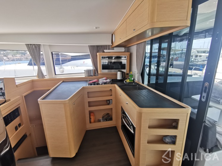 Lagoon 42 - Yacht Charter Sailica
