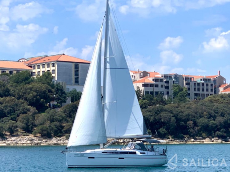 Bavaria 37 Cruiser - Yacht Charter Sailica