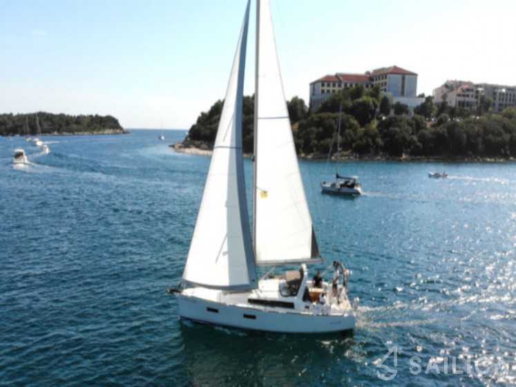 Oceanis 38 - Yacht Charter Sailica