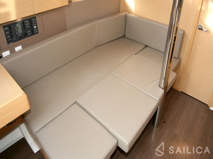 Oceanis 38 - Yacht Charter Sailica