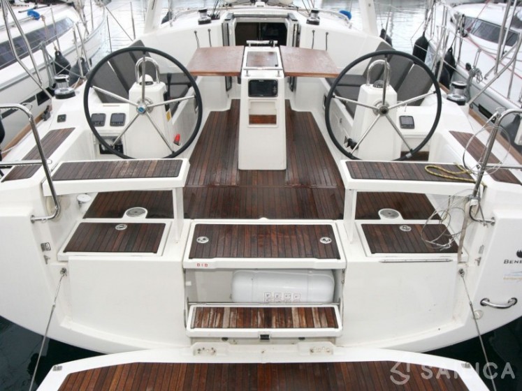 Oceanis 38 - Yacht Charter Sailica