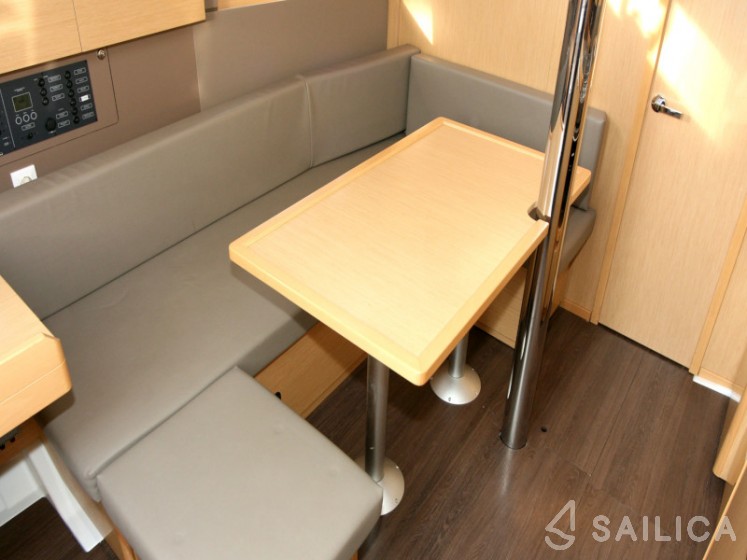 Oceanis 38 - Yacht Charter Sailica