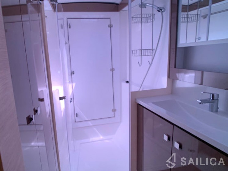 Lucia 40 - Yacht Charter Sailica