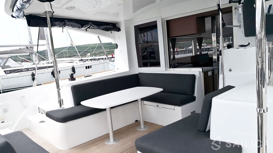 Lagoon 40 - Yacht Charter Sailica