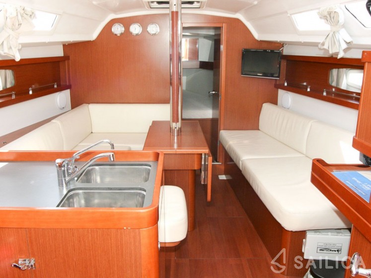 Oceanis 34.2 - Yacht Charter Sailica