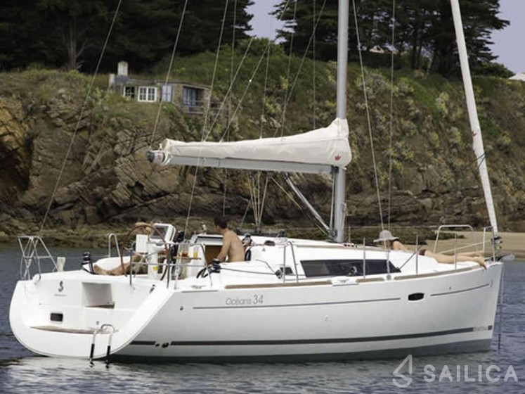 Oceanis 34.2 - Yacht Charter Sailica