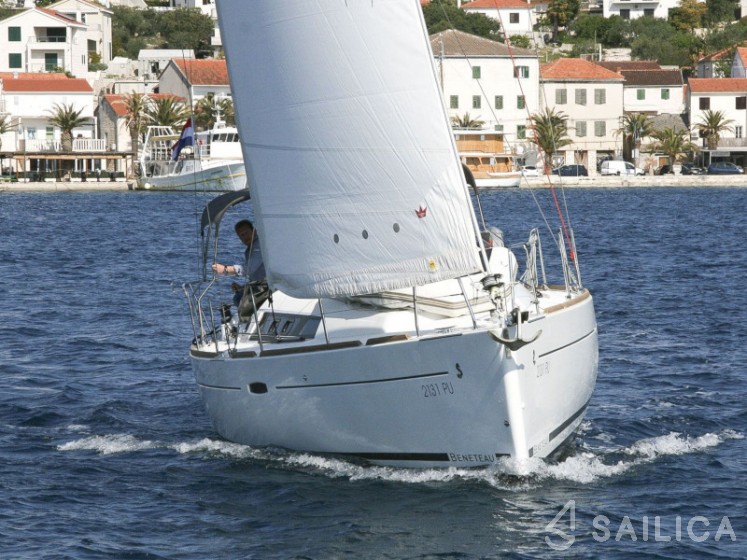 Oceanis 34.2 - Yacht Charter Sailica