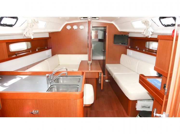 Oceanis 34.2 - Yacht Charter Sailica