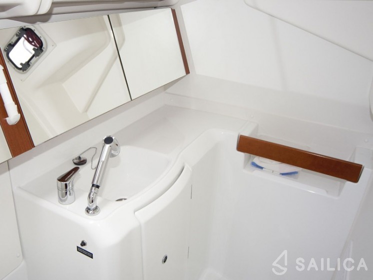 Oceanis 34.2 - Yacht Charter Sailica
