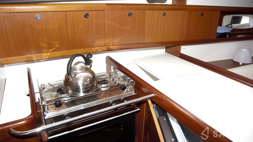 Oceanis 34.2 - Yacht Charter Sailica