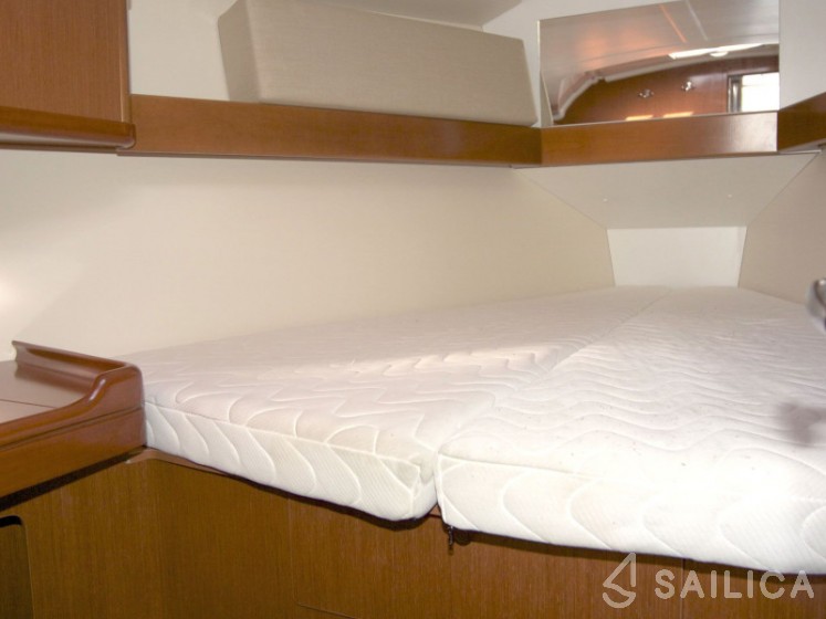 Oceanis 34.2 - Yacht Charter Sailica