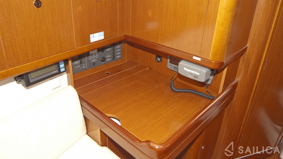 Oceanis 34.2 - Yacht Charter Sailica
