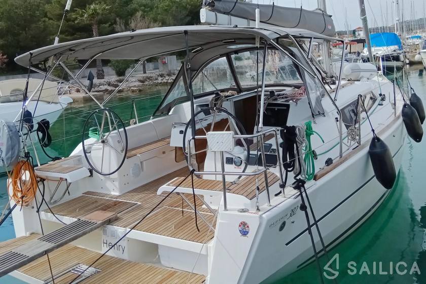 Dufour 382 GL - Yacht Charter Sailica