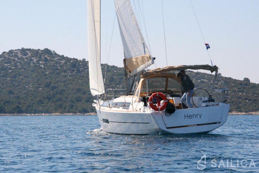 Dufour 382 GL - Yacht Charter Sailica
