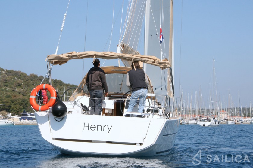 Dufour 382 GL - Yacht Charter Sailica
