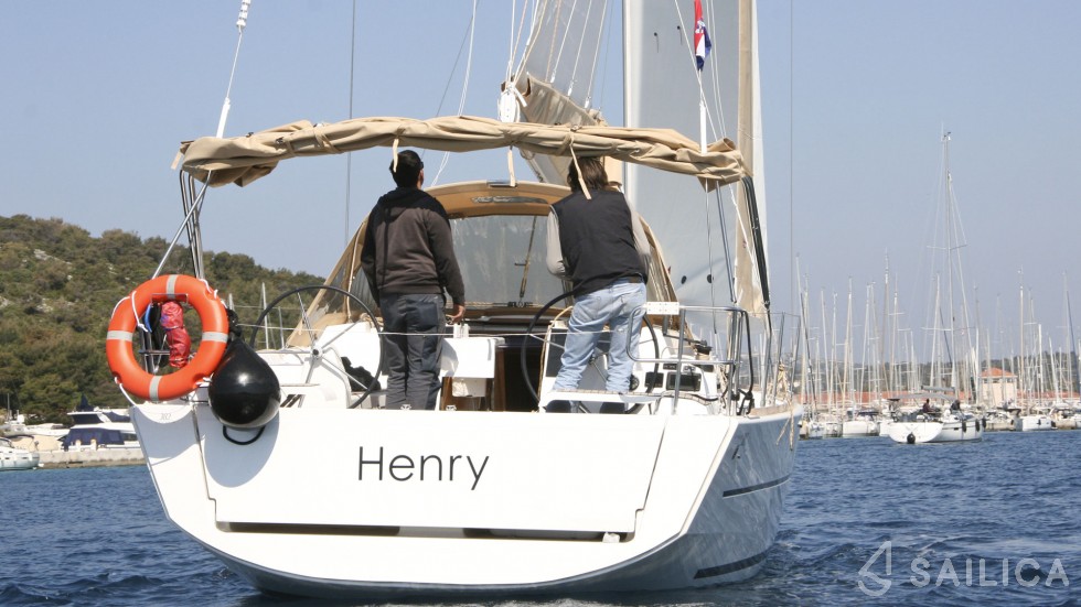 Dufour 382 GL - Yacht Charter Sailica