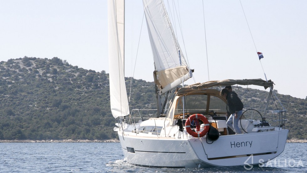 Dufour 382 GL - Yacht Charter Sailica