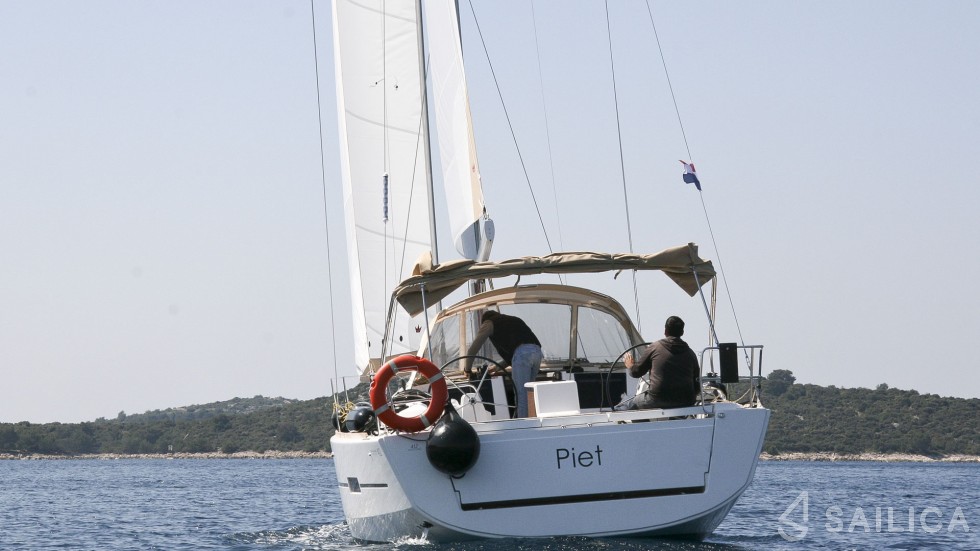 Dufour 412 GL - Yacht Charter Sailica