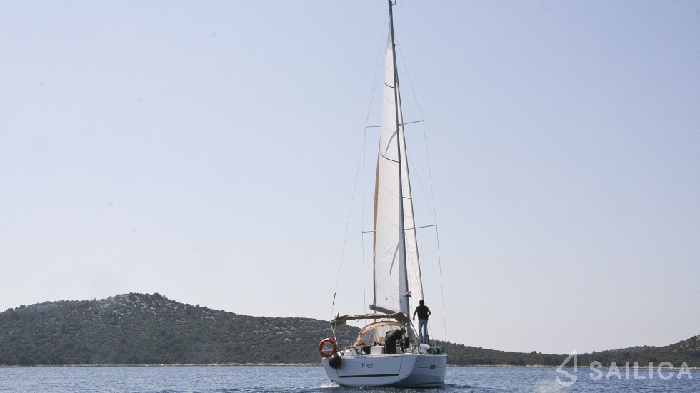 Dufour 412 GL - Yacht Charter Sailica