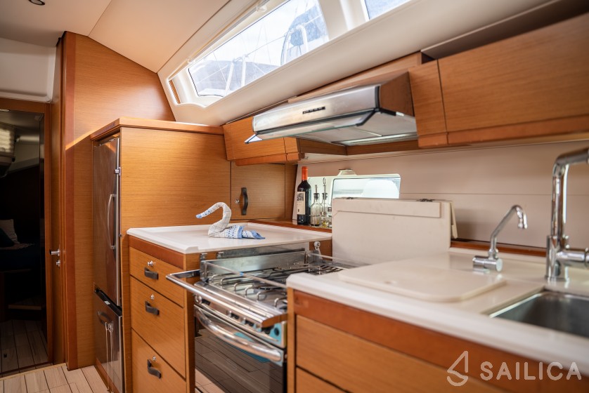 Jeanneau 54 - Yacht Charter Sailica