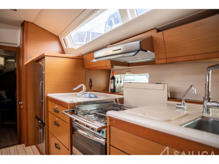 Jeanneau 54 - Yacht Charter Sailica