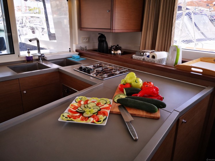 Lagoon 450  Flybridge - Yacht Charter Sailica