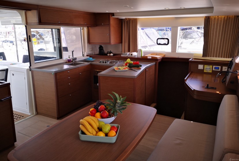 Lagoon 450  Flybridge - Yacht Charter Sailica