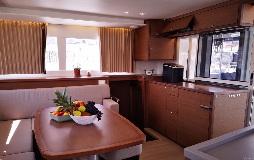 Lagoon 450  Flybridge - Yacht Charter Sailica