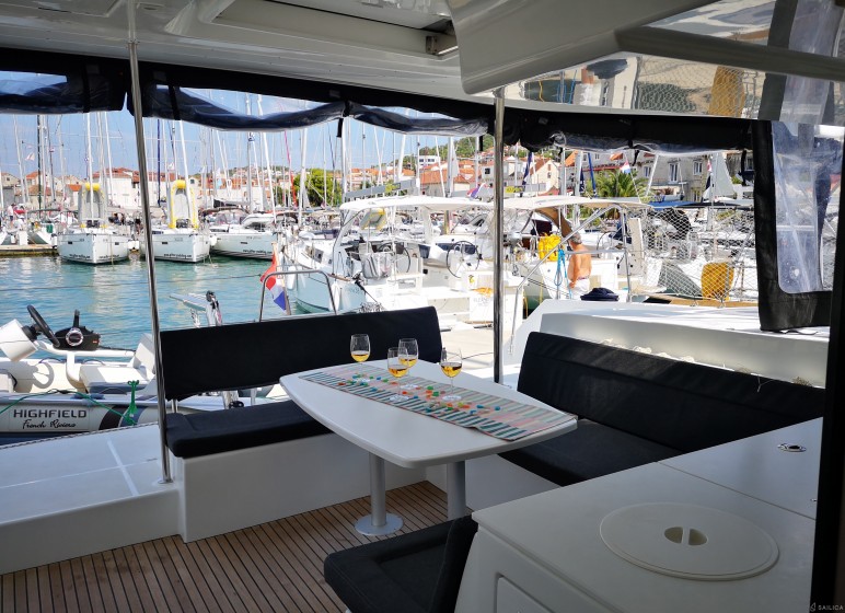 Lagoon 450  Flybridge - Yacht Charter Sailica