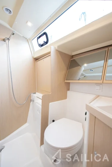Oceanis 41.1 - Yacht Charter Sailica