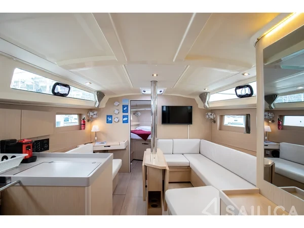 Oceanis 41.1 - Yacht Charter Sailica