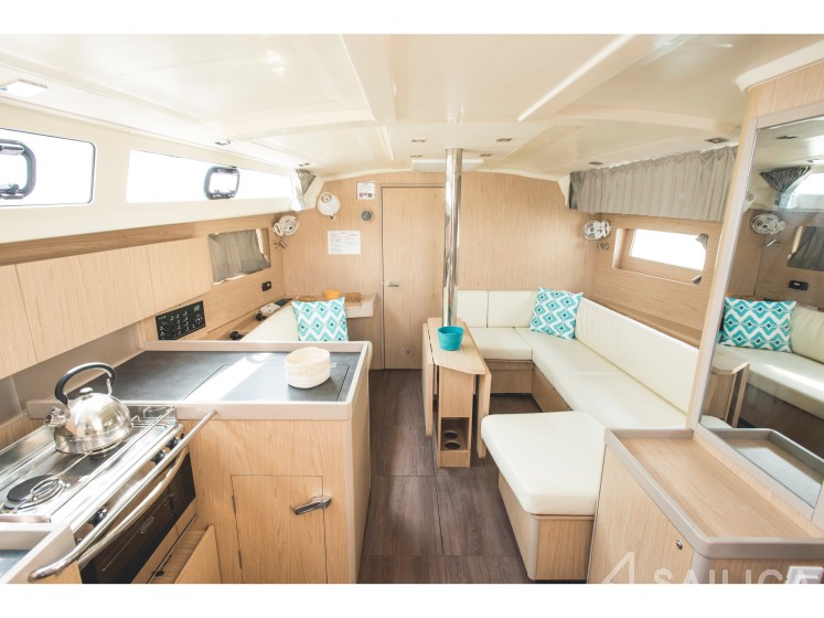 Oceanis 41.1 - Yacht Charter Sailica