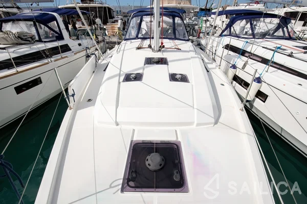 Oceanis 41.1 - Yacht Charter Sailica