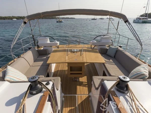 Dufour 520 GL - Yacht Charter Sailica