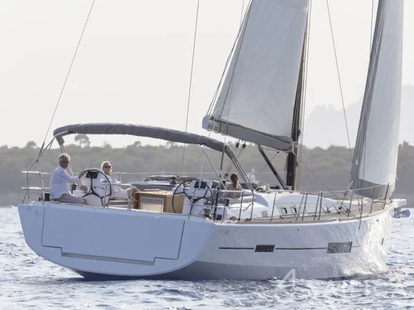 Dufour 520 GL - Yacht Charter Sailica