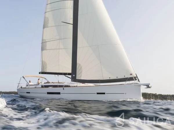 Dufour 520 GL - Yacht Charter Sailica