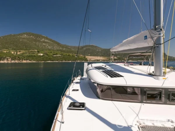 Lagoon 400 S2 - Yacht Charter Sailica