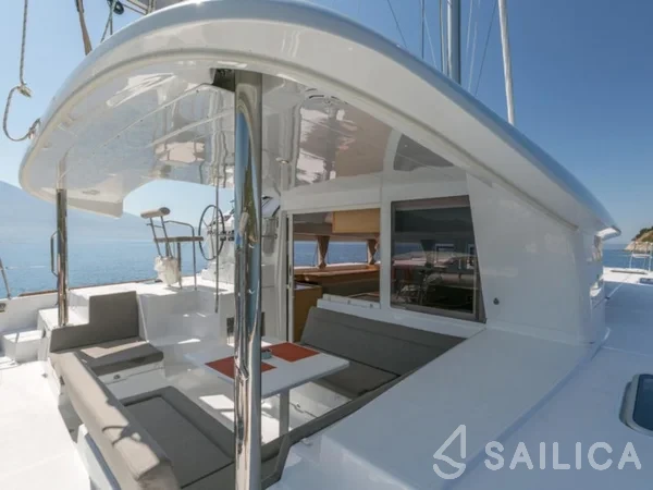 Lagoon 400 S2 - Yacht Charter Sailica