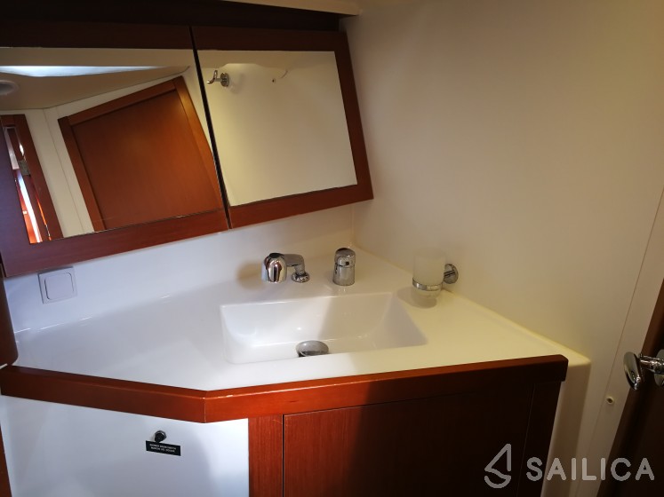 Oceanis 45 - Yacht Charter Sailica