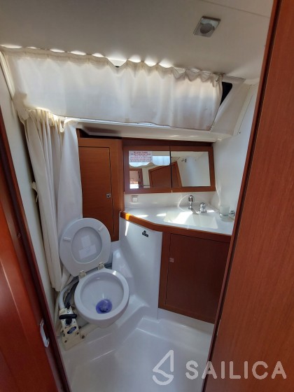 Oceanis 45 - Yacht Charter Sailica