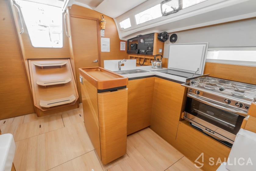 Sun Odyssey 410 - Yacht Charter Sailica
