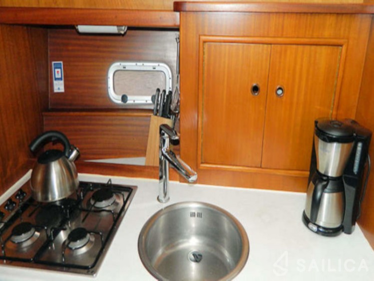 Merenpoort 1100s - Yacht Charter Sailica