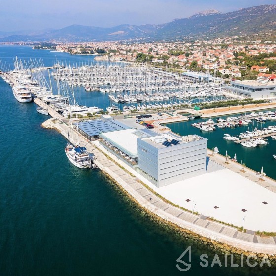 Lagoon 42 - Yacht Charter Sailica