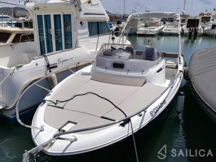 Cap Camarat 6.5 WA - Yacht Charter Sailica