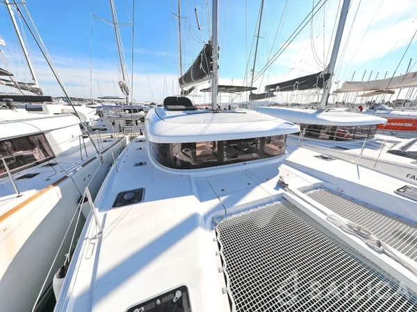 Lagoon 42 - Yacht Charter Sailica