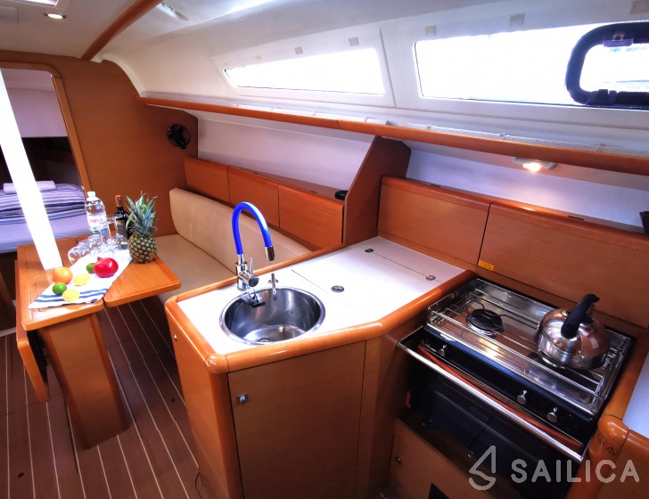 Sun Odyssey 33i - Yacht Charter Sailica