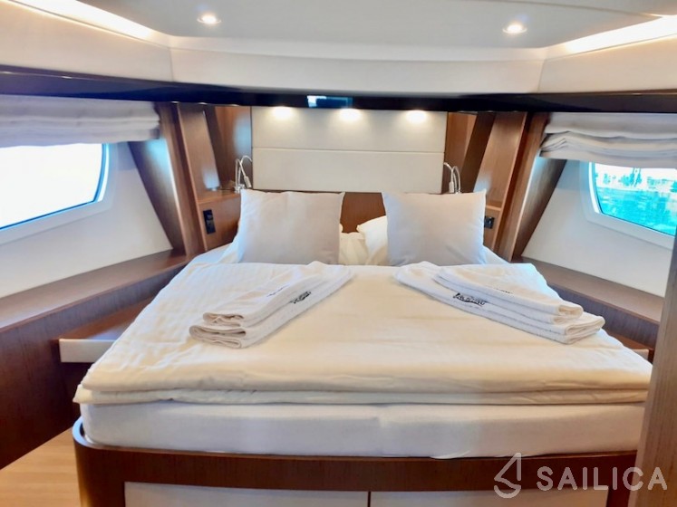 Bavaria Virtess 420 Fly - Yacht Charter Sailica
