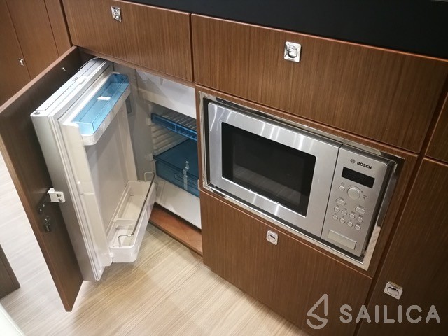 Bavaria Virtess 420 Fly - Yacht Charter Sailica