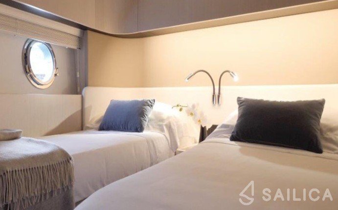 Azimut 55 - Yacht Charter Sailica